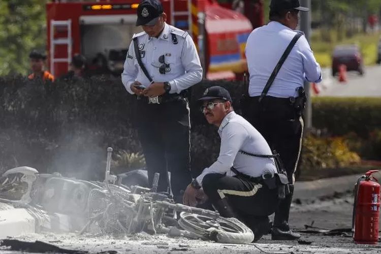 Polisi Malaysia menjaga tempat seorang pengendara sepeda motor tewas setelah sebuah pesawat ringan jatuh di Elmina, Negara Bagian Selangor, Malaysia, 17 Agustus 2023.