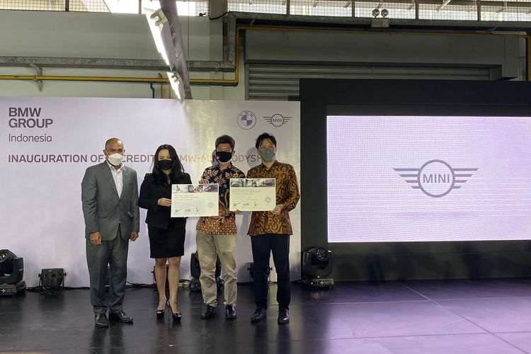 BMW Group Indonesia hari ini, Kamis (28/10/2021) meresmikan Autoglad sebagai bengkel perbaikan Cat dan Bodi pertama di Indonesia yang mendapatkan akreditasi global untuk perbaikan kendaraan BMW dan MINI ?Accredited BMW ? MINI  Bodyshop?. 