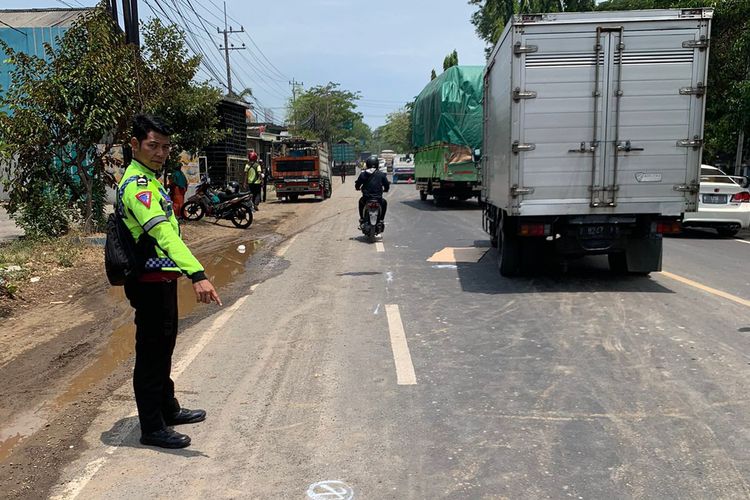 Polisi menunjukkan lokasi kecelakaan lalu lintas yang terjadi di Jalan Raya Desa Banjarsari, Kecamatan Cerme, Gresik, Jawa Timur, Jumat (3/11/2023).