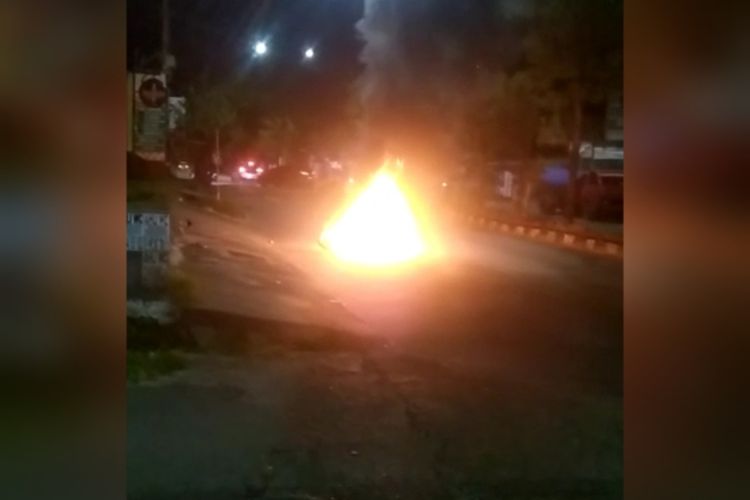 Potongan gambar satu unit motor dibakar warga di tengah jalan hingga menjadi viral di berbagai platform media sosial yang menyebutkan bahwa motor tersebut merupakan milik pelaku begal.
