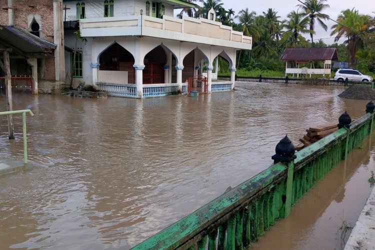 Banjir yang merendam masjid di Aceh Jaya, Selasa (21/11/2023).