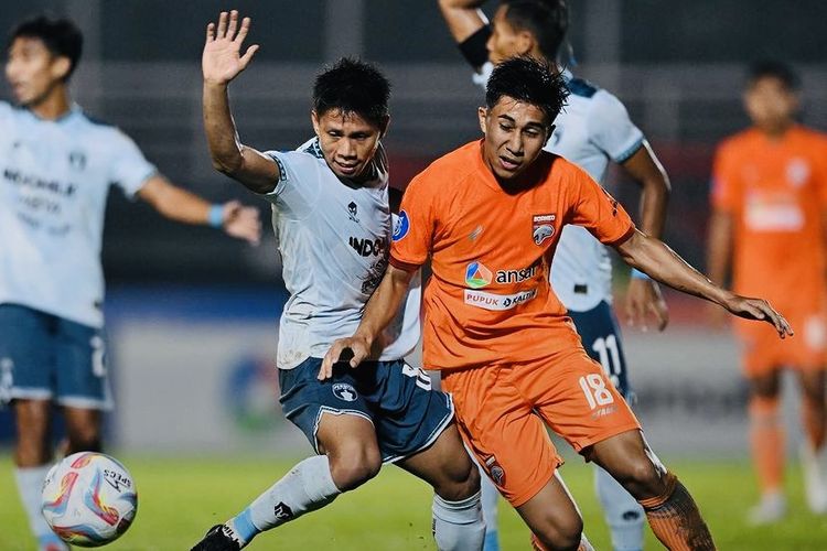 Pemain muda Borneo FC Taufany Muslihuddin dijaga ketat pemain Persita Tangerang saat laga pekan ke-10 Liga 1 2023-2024 yang berakhir dengan skor 2-1 di Stadion Segiri Samarinda, Jumat (25/8/2023) malam.