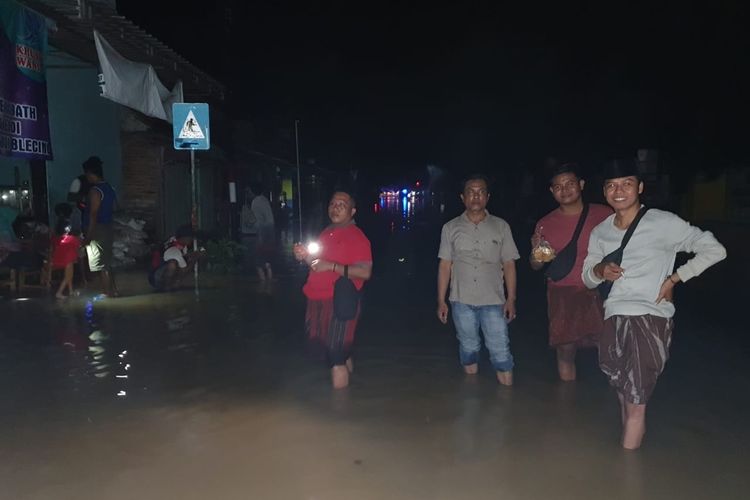 Relawan dari komunitas Kopi Pak Saleh Pamekasan sedang membagikan makanan kepada warga yang rumahnya terendam banjir di Kelurahan Gladak Anyar. Banyak warga yang belum tersentuh bantuan makanan meskipun banjir sudah berangsur surut.