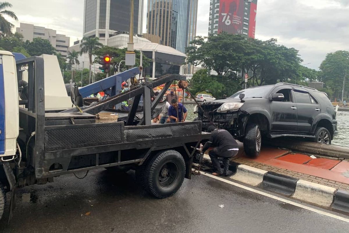 Toyota Fortuner tercebur ke Bundaran Patung Kuda