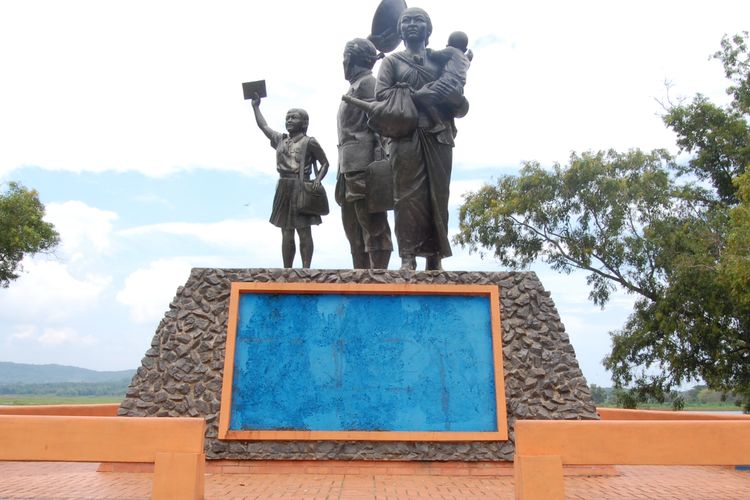 Monumen Bedol Desa di tepi Waduk Gajah Mungkur Wonogiri.