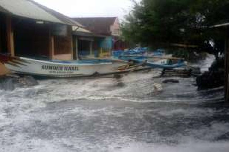 ILUSTRASI: Banjir rob dan gelombang pasang merusak ratusan rumah di sejumlah wilayah di Pulau Jawa pada awal Juni 2016.