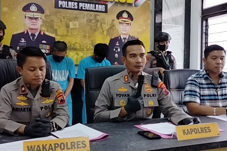 Kapolres Pemalang AKBP Yovan Fatika HA bersama Waka Kompol Ariakta Gagah dan Kasatreskrim AKP Ferry Sihaloho saat ungkap kasus komplotan pengganjal mesin ATM, di mapolres setempat, Rabu (1/2/2023).