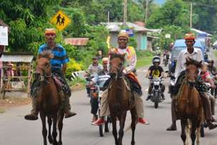 Keunikan Warga Suku Rongga di Kabupaten Manggarai Timur, Nusa Tenggara Timur menjemput tamu dengan berkuda.