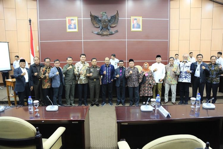 Anggota Komite I DPD RI saat RDP dengan Menkopolhukam, Wakil Jaksa Agung, dan BIN di Nusantara V Komplek Parlemen. 