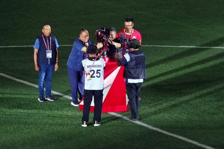 Srikandi Merdeka Cup Resmi Dibuka, Sekjen PSSI dan Ketua KONI Antar Piala