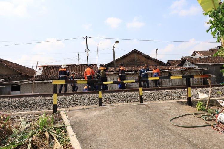 Potret penutupan perlintasan liar di Daop 6 Yogyakarta. Kereta Api Indonesia atau KAI Daop 6 Yogyakarta menutup total 41 perlintasan liar di Yogyakarta dan Solo. Di mana daerah terbanyak?