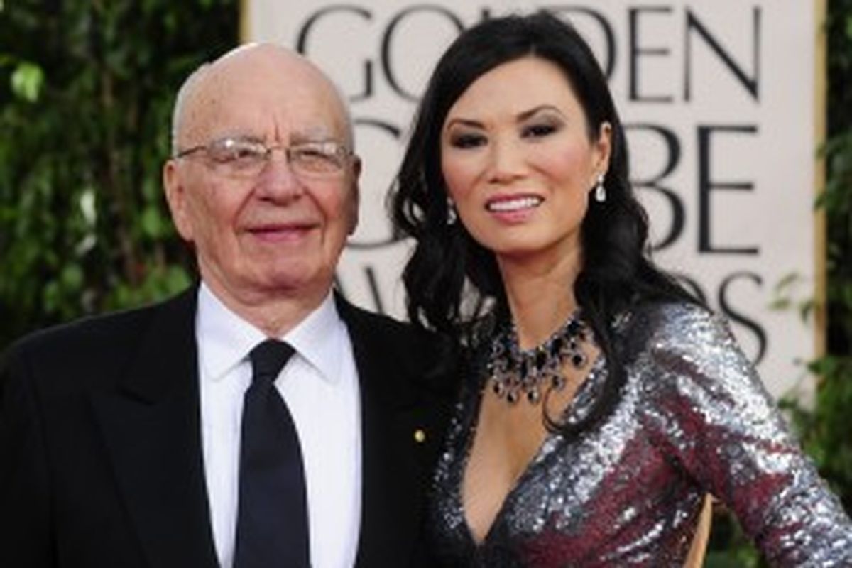 Raja Media Rupert Murdoch dan istrinya, Wendi Deng, saat menghadiri red carpet  Golden Globe awards di Beverly Hilton Hotel, Beverly Hills, California,  16 Januari 2011.