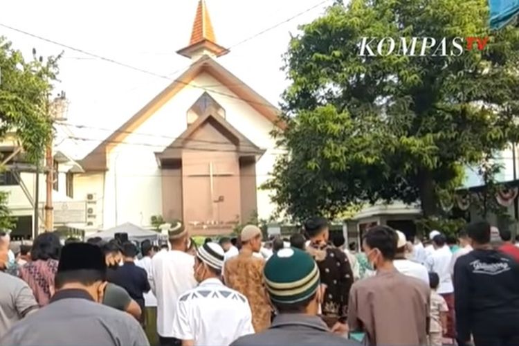 Suasana umat Masjid Al Hikmah Solo menunaikan shalat Idul Fitri di depan halaman GKJ Joyodiningratan, Kamis (13/5/2021).