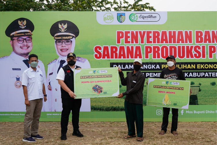 Penyerahan bantuan secara simbolis dari Bupati Kediri Hanindhito Himawan Pramana kepada petani, Senin (23/8/2021). 