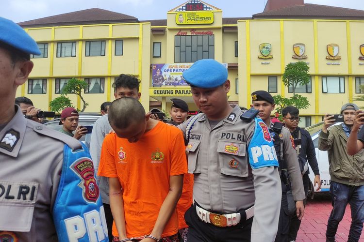 Pelaku pengeroyokan yang menewaskan seorang remaja di Bogor berinisial E (22), diamankan petugas Polresta Bogor Kota, Rabu (12/7/2023).
