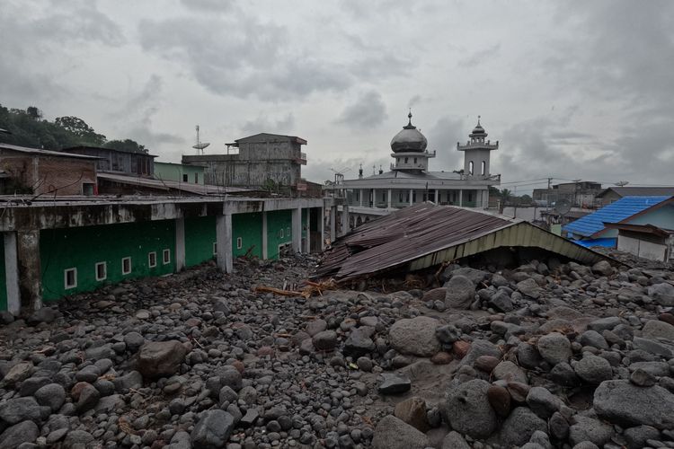 Rumah dan masjid yang tertimbun material longsor pasca bencana di Desa Lampahan Timur, Kecamatan Timang Gajah, Bener Meriah, Aceh, Minggu (14/12/2025). Berdasarkan data pos Komando tanggap darurat bencana hidrometeorologi Aceh mencatat sebanyak 14.352 rumah warga mengalami kerusakan berat dan ringan serta enam unit rumah ibadah rusak pasca bencana hidrometeorologi pada Rabu (26/11) lalu. 