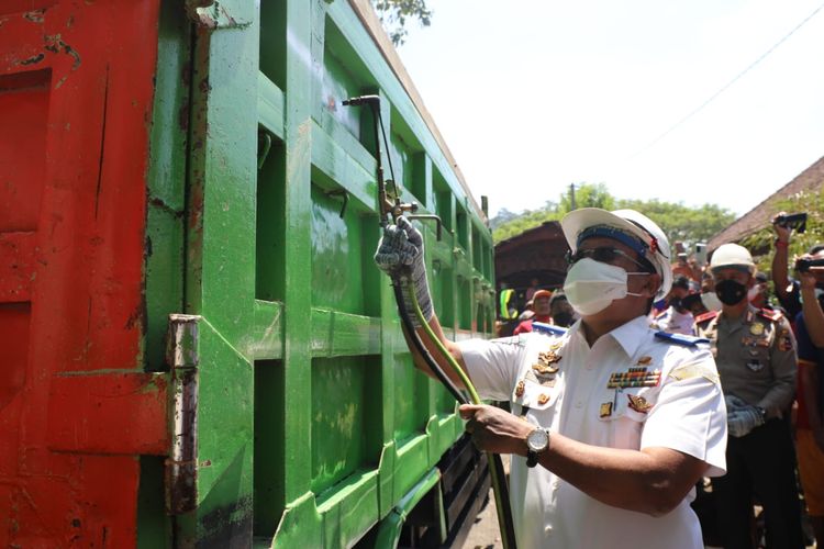 Direktur Jenderal Perhubungan Darat Budi Setiyadi lakukan pemotongan truk ODOL di Banyuwangi.