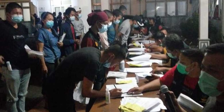 A total of 245 illegal Indonesian migrant workers (PMI) have been deported from Malaysia through the border crossing inspection posts in Sarawak and West Kalimantan on Saturday, December 5, 2020.  