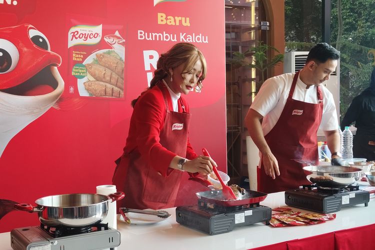 Penyanyi sekaligus figur publik Inul Daratista (kanan) sedang demo memasak dalam acara peluncuran Royco Bumbu Kaldu Rasa Ikan di Senayan Park, Senin (22/9/2025). 