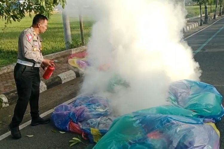 Polisi Trenggalek Jawa Timur padamkan bola api balon udara jatuh di lahan pertanian dengan Apar, Rabu (17/04/2024)
