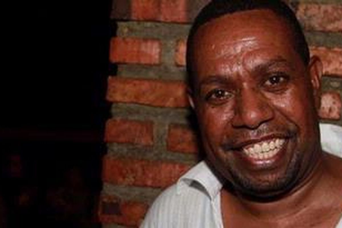 Penyanyi, Edo Kondologit pada acara malam penggalangan dana untuk Franky Sahilatua, di Bengkel Cafe, SCBD, Jakarta, Kamis (12/8/2010) malam. 