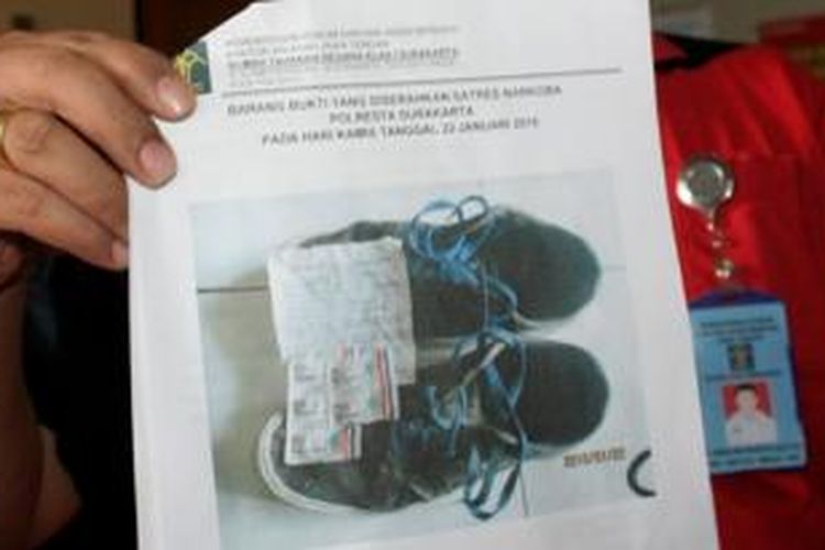 Gambar sepatu untuk menyelundupkan obat terlarang di Rutan Solo, Jumat (23/1/2015).