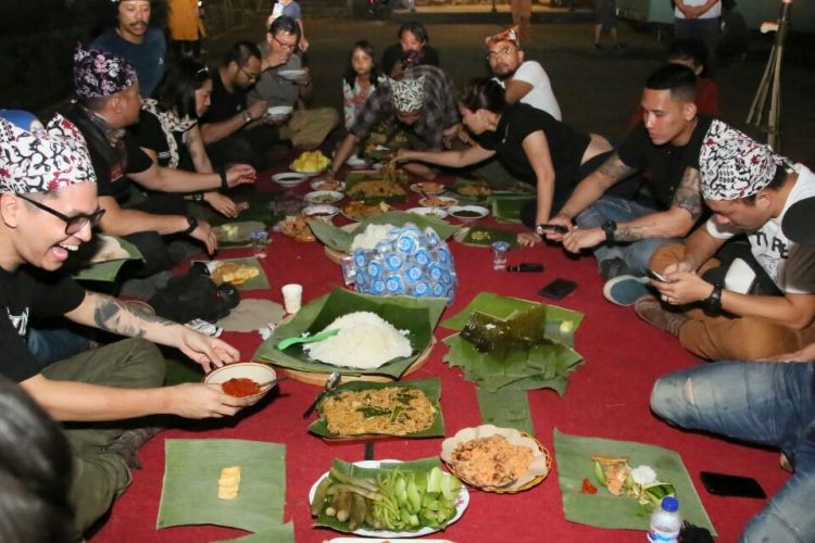 Festival  Tumpeng Sewu Sewu yang digelar di Desa Kemiren, Banyuwangi, Jawa Timur, Kamis (24/8/2017).