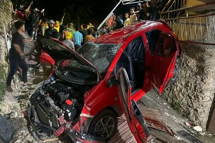 Pengemudi Brio Diduga Mabuk Tabrak Pembatas Jalan di Kupang: 1 Korban Meninggal, 5 Terluka