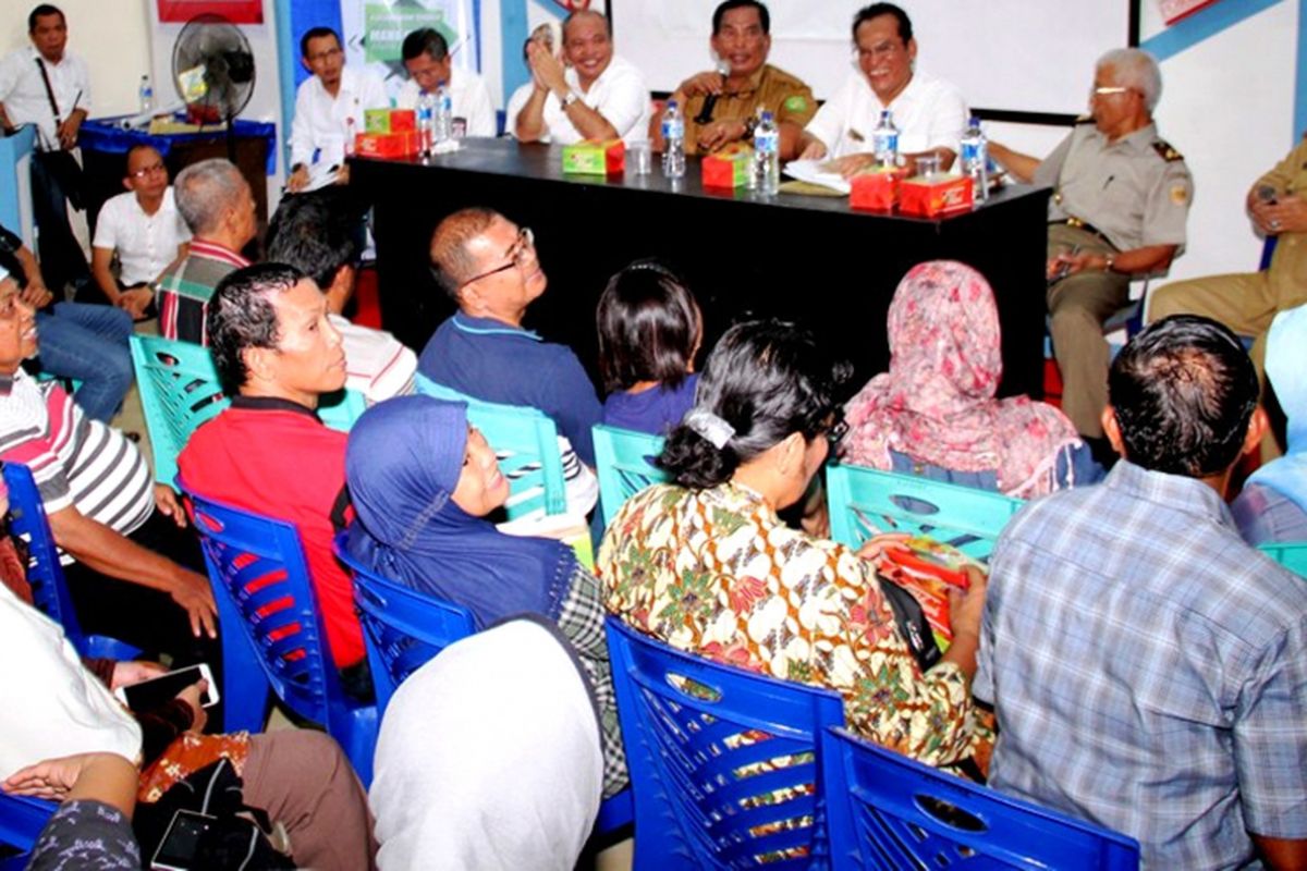 Tim pembebasan tanah mensosialisasikan dan bermusyawarah tentang pembebasan lahan untuk jalan Tol Medan-Binjai, Selasa (1/8/2017)