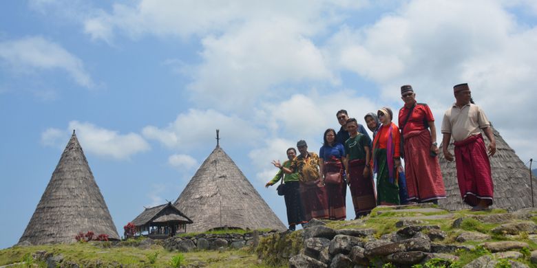 Para Dosen Universitas Bina Nusantara Jakarta, Oktober 2018 lalu mengabadikan kunjungan mereka di perkampungan tradisional Todo dengan latar belakang Mbaru Niang Todo di Kecamatan Satarmese Utara, Kabupaten Manggarai, Flores, NTT.