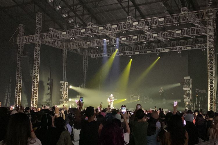 Penyanyi Keshi memetik gitar saat tampil di hari pertama konser bertajuk Hell/Heaven Asia Tour 2022 di Basket Hall Senayan, GBK, Senin (28/11/2022).