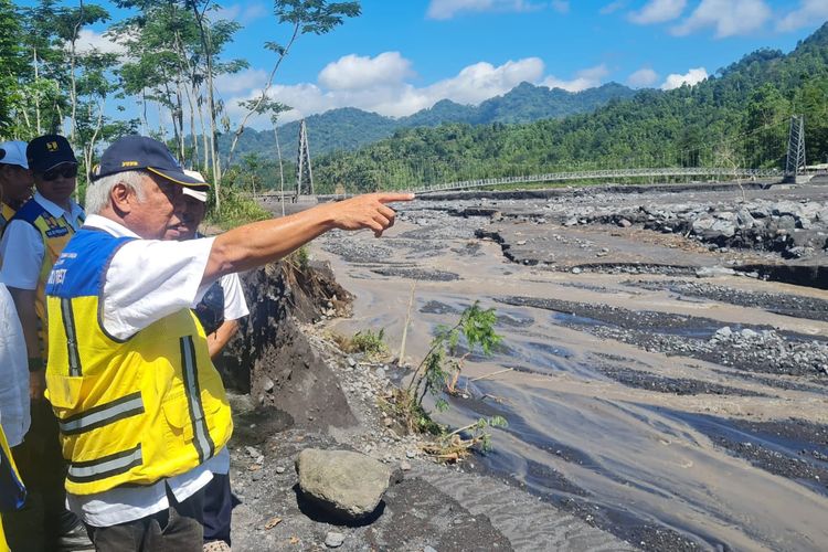 Menteri PUPR Basuki Hadimuljono saat meninjau infrastruktur terdampak bencana banjir lahar dingin dari Gunung Semeru di Kabupaten Lumajang, Jawa Timur, pada Minggu (09/07/2023) dan Senin (10/07/2023).