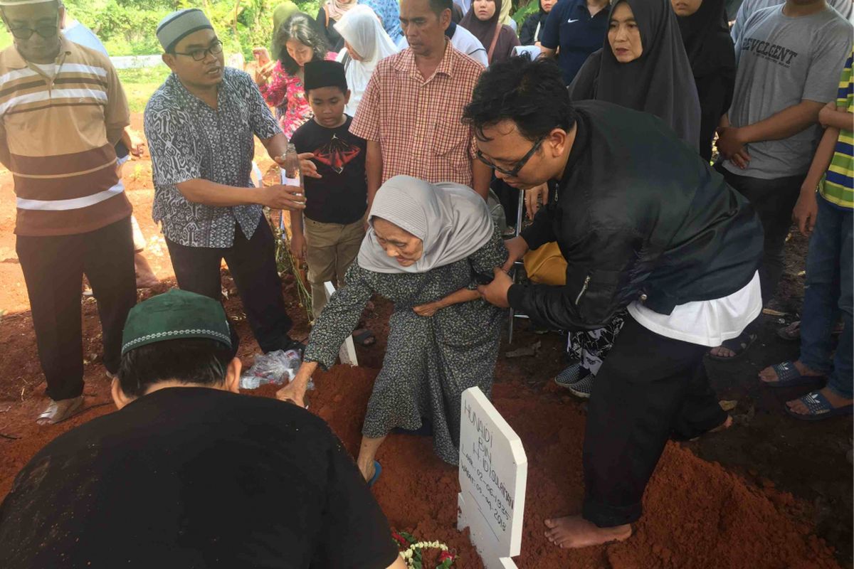 Jenazah Hunaedi, pensiunan TNI AL yang ditewas ditusuk di rumahnya, Kompleks TNI AL, Jalan Karang Tengah Raya, Pondok Labu, Jakarta Selatan tang tewas pada Kamis malam dimakamkan di TPU Pondok Labu, Jakarta Selatan, Jumat (6/4/2018). 