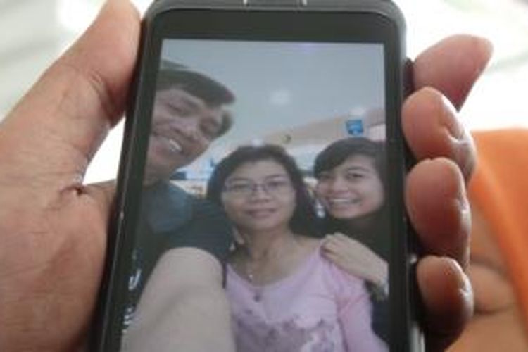 foto group selfie korban AirAsia Siti Romlah, Yasmin, dan Alejandro