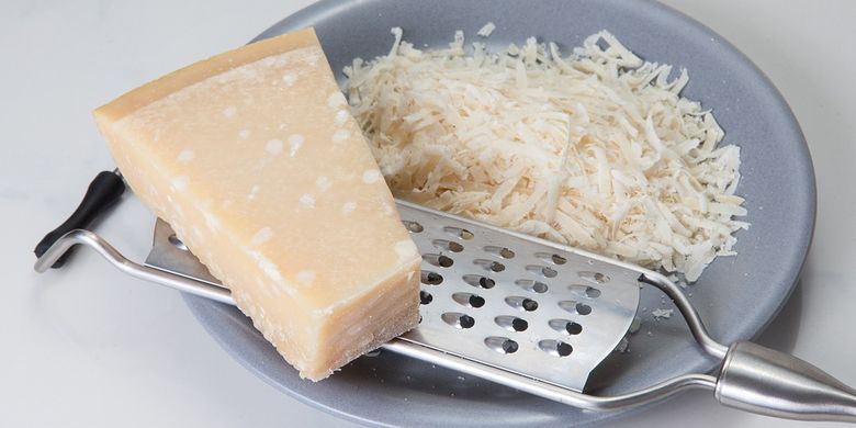 Cara Mudah Parut Keju Parmesan dengan Blender, Kurang dari 1 Menit