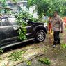 Ada Hujan dengan Angin Kencang, Mobil Tertimpa Pohon Tumbang di Kebon Jeruk