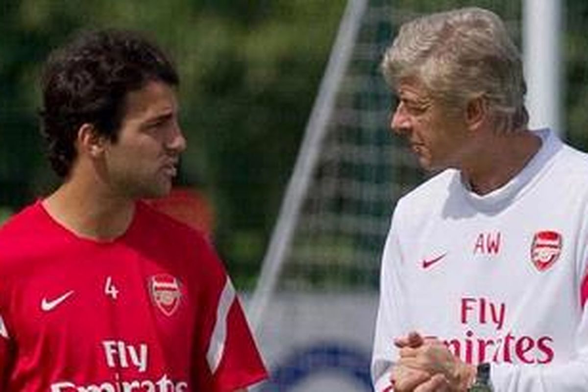 Manajer Arsenal, Arsene Wenger (kanan), dan mantan gelandangnya Cesc Fabregas.