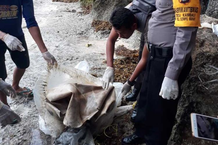 Warga Desa Tongali, Kecamatan Siompu, Pulau Siompu, Kabupaten Buton Selatan,  sulawesi Tenggara digegerkan dengan penemuan tulang manusia tanpa tengkorak yang terbungkus dalam plastik.