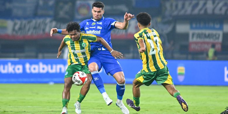 Duel pemain Persib vs PSBS dalam lanjutan Super League 2025-2026 yang digelar di Stadion GBLA, Minggu (25/1/2026).