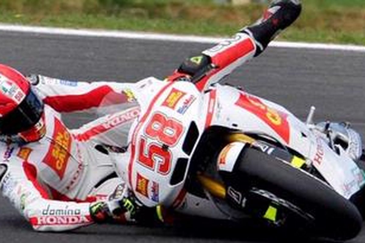 Pebalap Gresini Honda, Marco Simoncelli, kecelakaan saat latihan bebas 3 GP Australia, Sabtu (15/10/11).