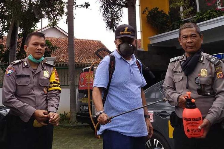 Anggota Komisi V DPRD Jawa Barat, Yod Mintaraga, terus berkampanye memakai masker dan memutus mata rantai Covid-19 saat daerah di Jabar darurat Covid-19, Jumat (25/6/2021).