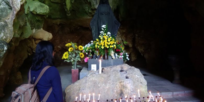 Pengunjung sedang berdoa di Patung Bunda Maria di Goa Maria Perantara Wahyu Tritis atau biasa dikenal Goa Maria Tritis yang terletak di Dusun Bulu, Desa Giring, Kecamatan Paliyan, Gunungkidul, DI Yogyakarta, Minggu (2/9/2018).