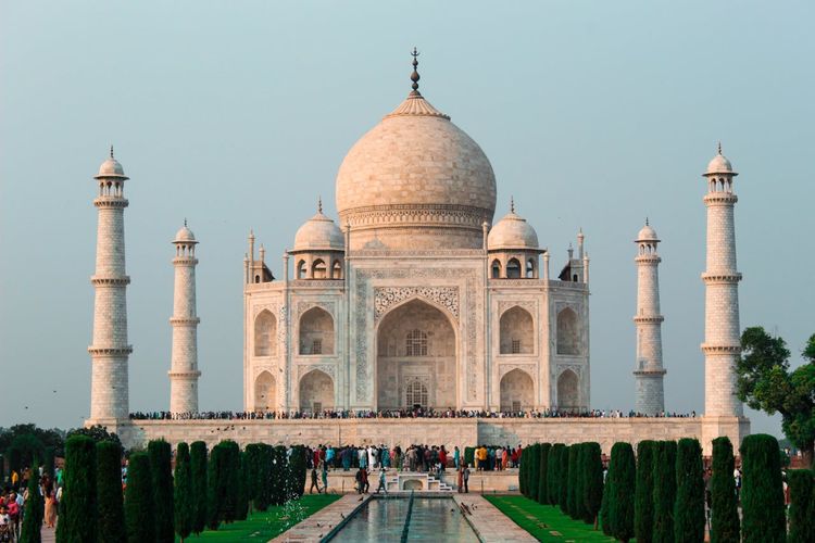 Taj Mahal memiliki aturan yang ketat untuk pengunjung, salah satunya dilarang memotret di bagian tertentu.