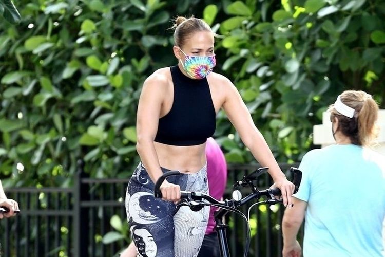 Jennifer Lopez muncul dengan gaya keren di jalanan Miami, mengendarai sepeda ElliptiGo.