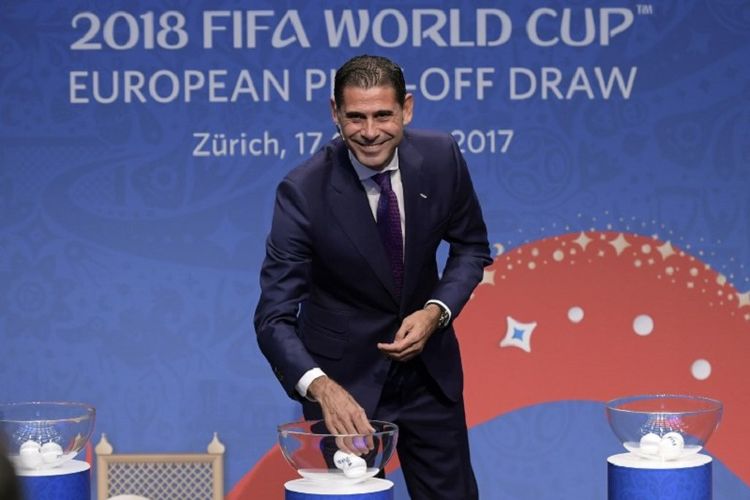 Fernando Hierro melakukan drawing play-off kualifikasi Piala Dunia 2018 di Zurich, 17 Oktober 2017. 