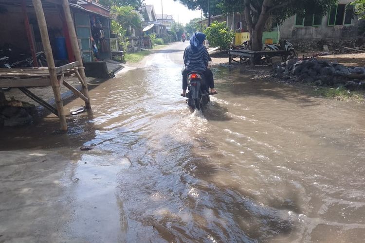 Banjir rob akibat pasang air laut yang melanda Desa/Kecamatan Tambak Bawean, Gresik, Sabtu (18/6/2022). *** Local Caption *** Banjir rob akibat pasang air laut yang melanda Desa/Kecamatan Tambak Bawean, Gresik, Sabtu (18/6/2022).