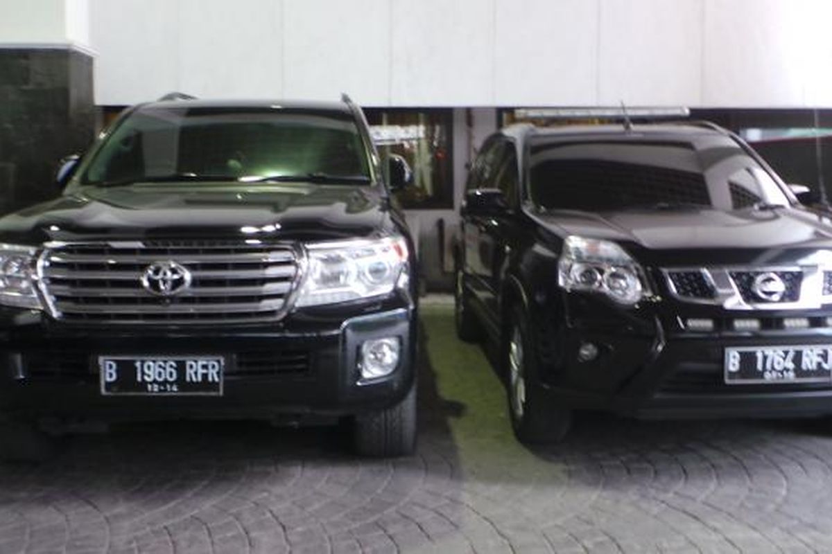 Mobil dinas Plt Gubernur DKI Jakarta Basuki Tjahaja Purnama, Toyota Land Cruiser B 1966 RFR dan mobil pengawal pribadinya terparkir di Balaikota Jakarta.