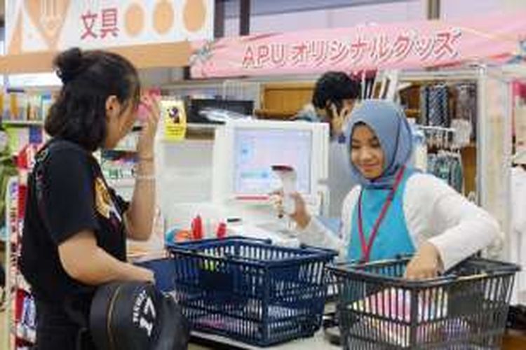 Aisyah Fakhriyah Ahmad Wadi sedang bekerja paruh waktu di mini-market kampus yang berada di Beppu, Prefektur Oita, Jepang.