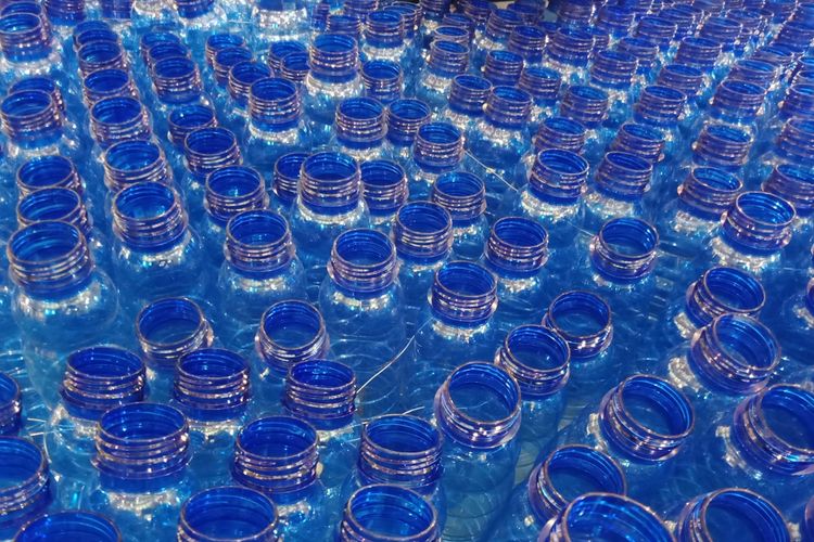Botol-botol plastik yang dibangun menjadi instalasi botol plastik dalam rangka menyuarakan kampanye #BijakBerplastik oleh Aqua Danone yang dipasang di lantai Ground Floor Lotte Shopping Avenue. 