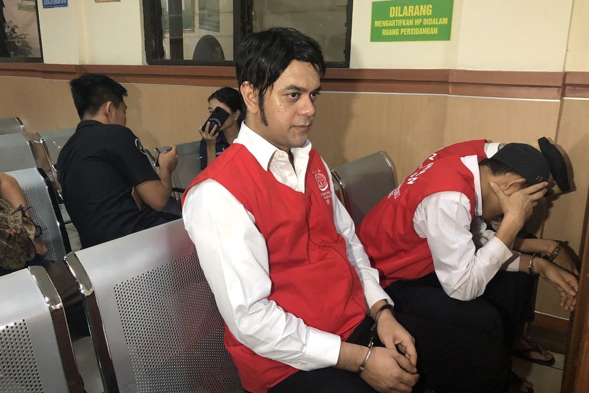 Rio Reifan saat menjalani sidang putusan penyalahgunaan narkoba di Pengadilan Negeri Bekasi, Jawa Barat, Senin (10/2/2020). 
